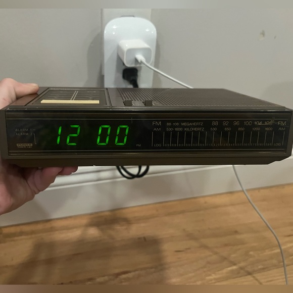 Vintage Magnavox AM/ FM Radio Alarm Clock - Picture 4 of 9